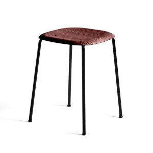 Taburete Soft Edge 70 con asiento de madera y patas de acero de Hay para cafés y restaurantes.
