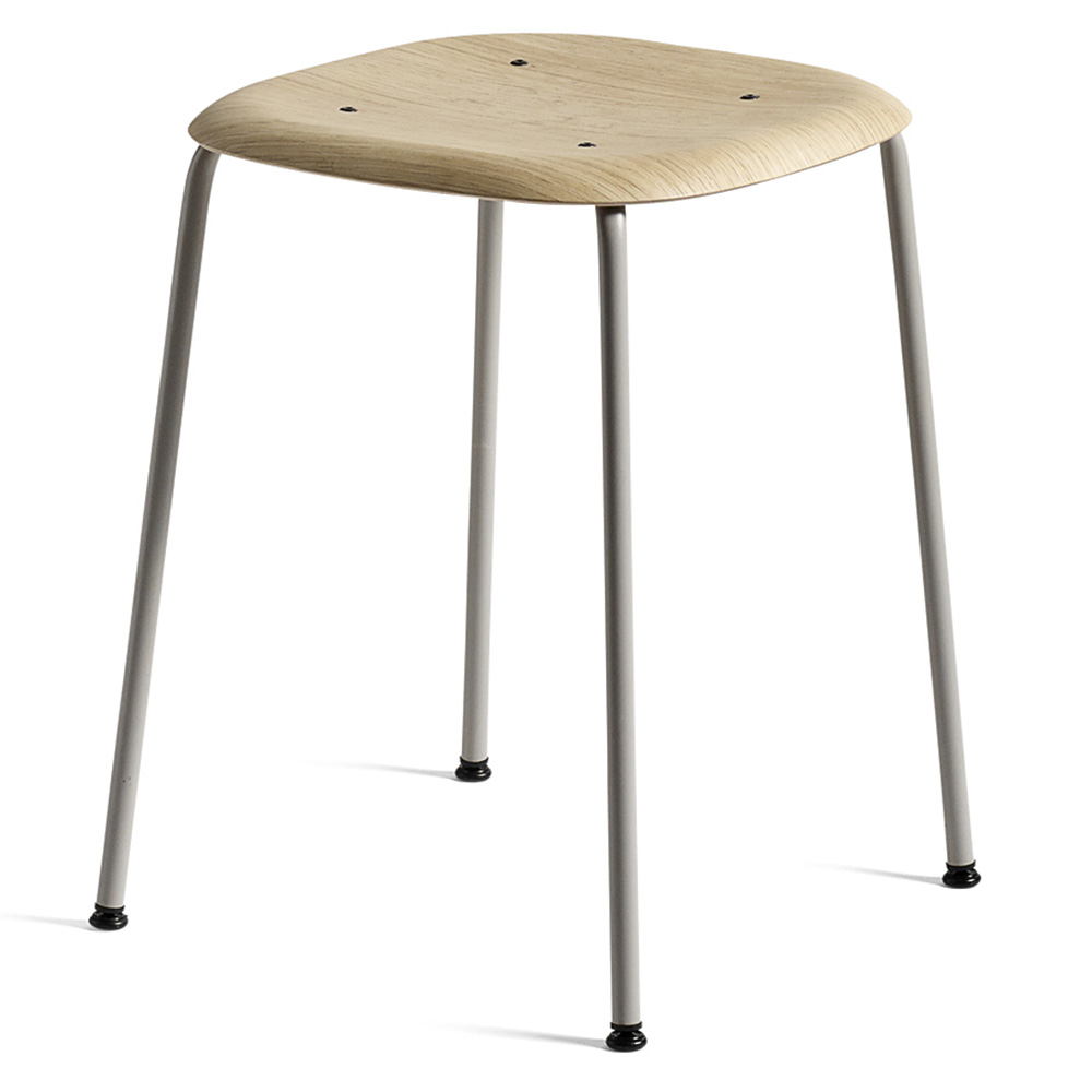 Taburete Soft Edge 70 con asiento de madera y patas de acero de Hay para cafés y restaurantes.