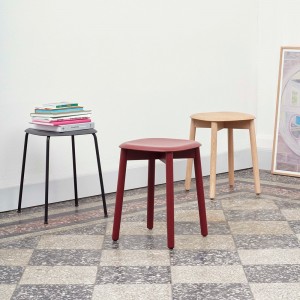 Taburete Soft Edge 70 con asiento de madera y patas de acero de Hay para cafés y restaurantes.