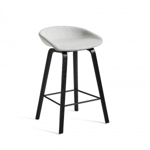 Taburete AAS 33 tapizado de Hay ideal para espacios interiores modernos.