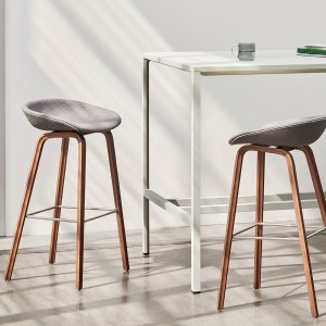 Taburete AAS 33 tapizado de Hay ideal para espacios interiores modernos.