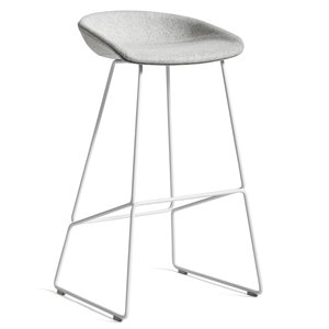 Taburete AAS 39 tapizado y de acero de Hay para cafés y restaurantes.
