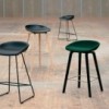 Taburete AAS 39 tapizado y de acero de Hay para cafés y restaurantes.