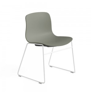 Silla AAC 08 de acero y polipropileno de Hay ideal para espacios modernos.