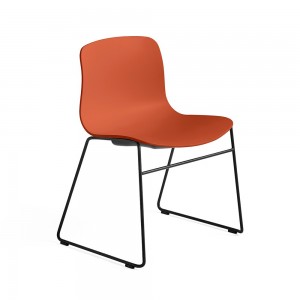 Silla AAC 08 de acero y polipropileno de Hay ideal para espacios modernos.