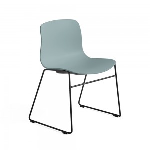 Silla AAC 08 de acero y polipropileno de Hay ideal para espacios modernos.