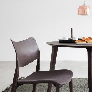 Silla Laclasica tapizada de Stua. Excelente silla para el hogar o espacios contract.