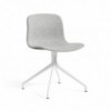 Silla AAC 11 tapizada y de aluminio de Hay ideal para espacios modernos.