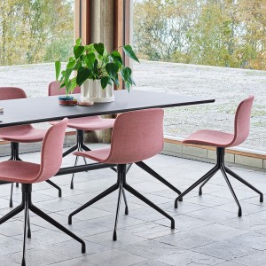 Silla AAC 11 tapizada y de aluminio de Hay ideal para espacios modernos.