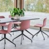 Silla AAC 11 tapizada y de aluminio de Hay ideal para espacios modernos.