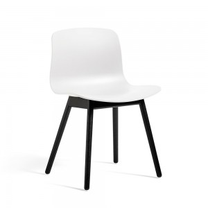 Silla AAC 12 de madera y polipropileno de HAY ideal para espacios exclusivos.