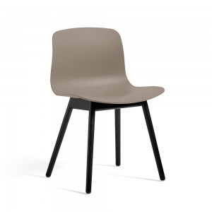 Silla AAC 12 de madera y polipropileno de HAY ideal para espacios exclusivos.