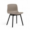Silla AAC 12 de madera y polipropileno de HAY ideal para espacios exclusivos.