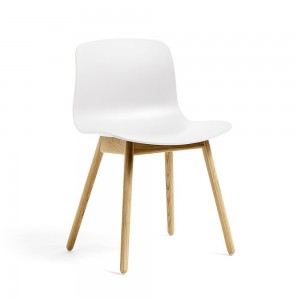 Silla AAC 12 de madera y polipropileno de HAY ideal para espacios exclusivos.