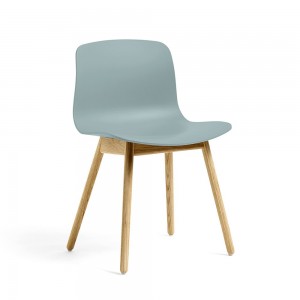 Silla AAC 12 de madera y polipropileno de HAY ideal para espacios exclusivos.