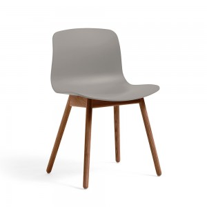 Silla AAC 12 de madera y polipropileno de HAY ideal para espacios exclusivos.