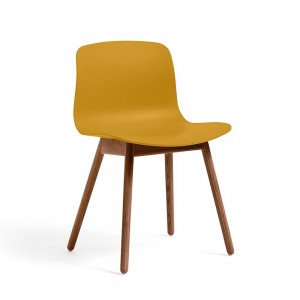 Silla AAC 12 de madera y polipropileno de HAY ideal para espacios exclusivos.