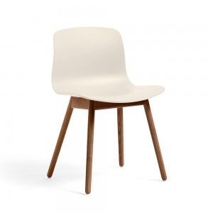 Silla AAC 12 de madera y polipropileno de HAY ideal para espacios exclusivos.