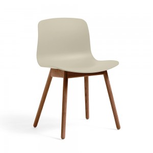 Silla AAC 12 de madera y polipropileno de HAY ideal para espacios exclusivos.
