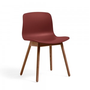 Silla AAC 12 de madera y polipropileno de HAY ideal para espacios exclusivos.