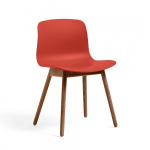 Silla AAC 12 de madera y polipropileno de HAY ideal para espacios exclusivos.