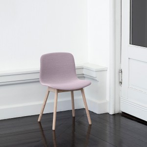 Silla AAC 13 tapizada de Hay, estilo nórdico y asiento tapizado para comedor.