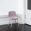 Silla AAC 13 tapizada de Hay, estilo nórdico y asiento tapizado para comedor.