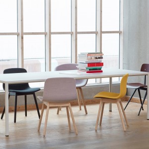 Silla AAC 13 tapizada de Hay, estilo nórdico y asiento tapizado para comedor.