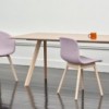 Silla AAC 13 tapizada de Hay, estilo nórdico y asiento tapizado para comedor.