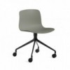 Silla AAC 14 de aluminio y polipropileno de Hay ideal para espacios modernos.