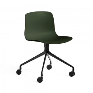 Silla AAC 14 de aluminio y polipropileno de Hay ideal para espacios modernos.