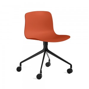 Silla AAC 14 de aluminio y polipropileno de Hay ideal para espacios modernos.