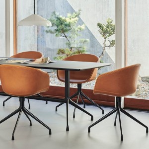 Silla de aluminio y polipropileno tapizada de Hay ideal para las oficinas