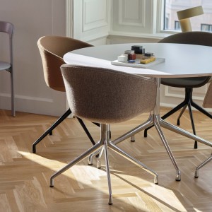 Silla de aluminio y polipropileno tapizada de Hay ideal para las oficinas