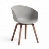 Silla AAC 22 de Hay nórdica de madera y polipropileno ideal para espacios modernos.