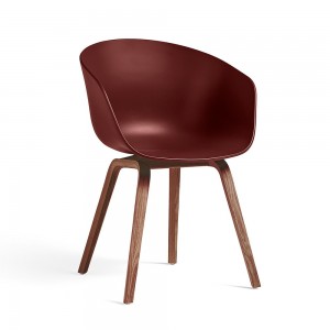 Silla AAC 22 de Hay nórdica de madera y polipropileno ideal para espacios modernos.