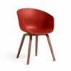 Silla AAC 22 de Hay nórdica de madera y polipropileno ideal para espacios modernos.
