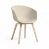 Silla AAC 22 de Hay nórdica de madera y polipropileno ideal para espacios modernos.