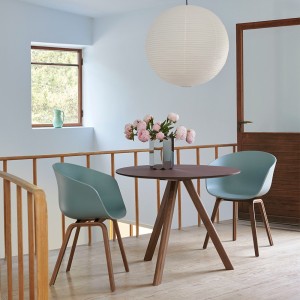 Silla AAC 22 de Hay nórdica de madera y polipropileno ideal para espacios modernos.