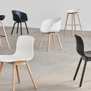 Silla AAC 22 de Hay nórdica de madera y polipropileno ideal para espacios modernos.