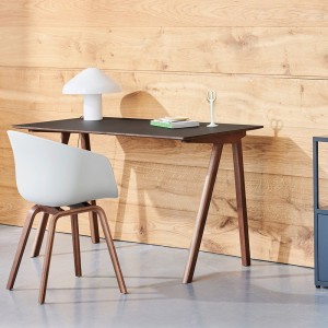 Silla AAC 22 de Hay nórdica de madera y polipropileno ideal para espacios modernos.