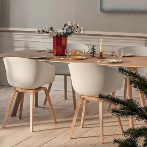 Silla AAC 22 de Hay nórdica de madera y polipropileno ideal para espacios modernos.