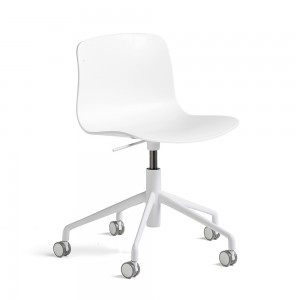 Silla AAC 50 de aluminio y polipropileno de Hay ideal para espacios modernos.