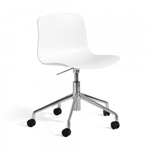Silla AAC 50 de aluminio y polipropileno de Hay ideal para espacios modernos.