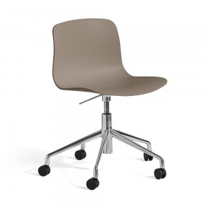 Silla AAC 50 de aluminio y polipropileno de Hay ideal para espacios modernos.