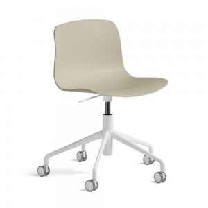 Silla AAC 50 de aluminio y polipropileno de Hay ideal para espacios modernos.