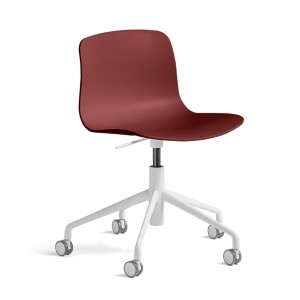 Silla AAC 50 de aluminio y polipropileno de Hay ideal para espacios modernos.