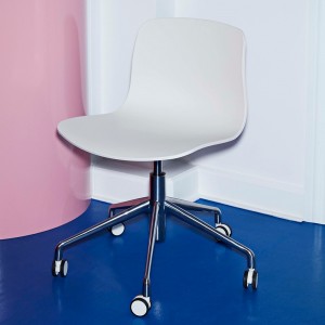 Silla AAC 50 de aluminio y polipropileno de Hay ideal para espacios modernos.
