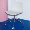 Silla AAC 50 de aluminio y polipropileno de Hay ideal para espacios modernos.