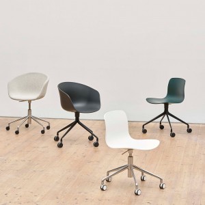 Silla AAC 50 de aluminio y polipropileno de Hay ideal para espacios modernos.